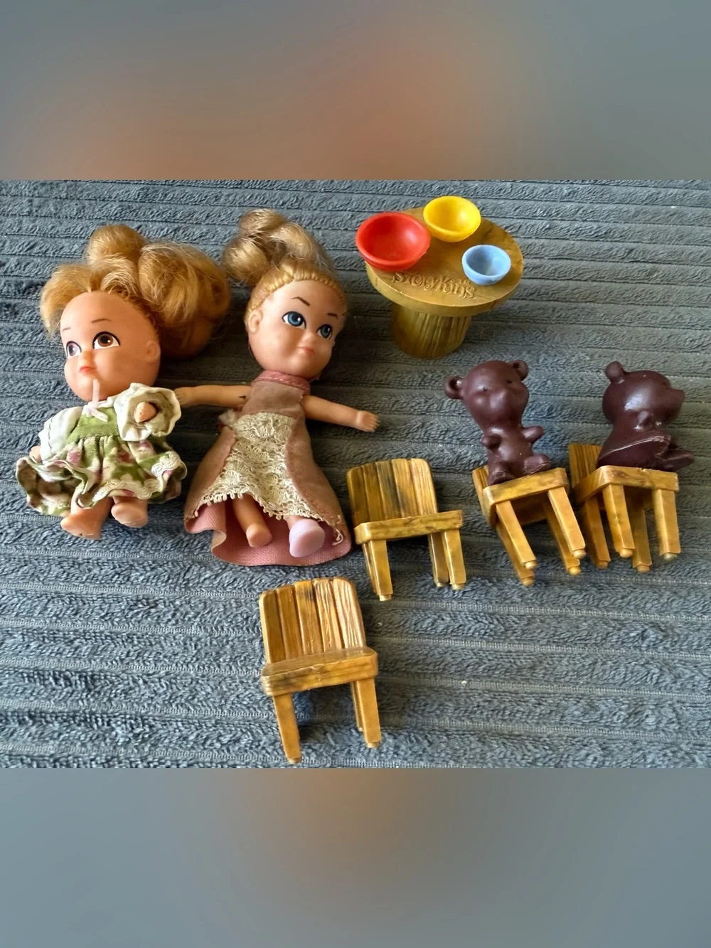 Storykins GOLDILOCKS Doll Set Liddle Kiddles Hasbro Table Chairs Bear